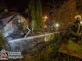 Am Dienstagabend kam es in Escheburg im Herzogtum Lauenburg zu einem größeren Feuer an der B5(alte Landstraße). Es brannten zwei PKW Mercedes und Volvo unter einem Carport.  Bei Eintreffen der Escheburger Feuerwehr standen beide Autos sowie das Carport in Vollbrand. Das Feuer griff durch die enorme Hitzestrahlung auch auf den Dachstuhl eines anliegenden Wohnhauses über. Vollalarm für 4 Feuerwehren aus Escheburg, Börnsen, Kröppelshagen-Fahrendorf und Geesthacht. Es waren um die 80 Einsatzkräfte im Einsatz, die mit mehreren Rohren den Brand bekämpften. Die Brandursache ist nun Ermittlungssache der Polizei. Foto: Dominick Waldeck