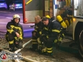 Am Dienstagabend kam es in Escheburg im Herzogtum Lauenburg zu einem größeren Feuer an der B5(alte Landstraße). Es brannten zwei PKW Mercedes und Volvo unter einem Carport.  Bei Eintreffen der Escheburger Feuerwehr standen beide Autos sowie das Carport in Vollbrand. Das Feuer griff durch die enorme Hitzestrahlung auch auf den Dachstuhl eines anliegenden Wohnhauses über. Vollalarm für 4 Feuerwehren aus Escheburg, Börnsen, Kröppelshagen-Fahrendorf und Geesthacht. Es waren um die 80 Einsatzkräfte im Einsatz, die mit mehreren Rohren den Brand bekämpften. Die Brandursache ist nun Ermittlungssache der Polizei. Foto: Dominick Waldeck