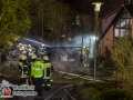 Am Dienstagabend kam es in Escheburg im Herzogtum Lauenburg zu einem größeren Feuer an der B5(alte Landstraße). Es brannten zwei PKW Mercedes und Volvo unter einem Carport.  Bei Eintreffen der Escheburger Feuerwehr standen beide Autos sowie das Carport in Vollbrand. Das Feuer griff durch die enorme Hitzestrahlung auch auf den Dachstuhl eines anliegenden Wohnhauses über. Vollalarm für 4 Feuerwehren aus Escheburg, Börnsen, Kröppelshagen-Fahrendorf und Geesthacht. Es waren um die 80 Einsatzkräfte im Einsatz, die mit mehreren Rohren den Brand bekämpften. Die Brandursache ist nun Ermittlungssache der Polizei. Foto: Dominick Waldeck