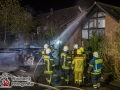 Am Dienstagabend kam es in Escheburg im Herzogtum Lauenburg zu einem größeren Feuer an der B5(alte Landstraße). Es brannten zwei PKW Mercedes und Volvo unter einem Carport.  Bei Eintreffen der Escheburger Feuerwehr standen beide Autos sowie das Carport in Vollbrand. Das Feuer griff durch die enorme Hitzestrahlung auch auf den Dachstuhl eines anliegenden Wohnhauses über. Vollalarm für 4 Feuerwehren aus Escheburg, Börnsen, Kröppelshagen-Fahrendorf und Geesthacht. Es waren um die 80 Einsatzkräfte im Einsatz, die mit mehreren Rohren den Brand bekämpften. Die Brandursache ist nun Ermittlungssache der Polizei. Foto: Dominick Waldeck