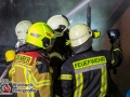 Am Dienstagabend kam es in Escheburg im Herzogtum Lauenburg zu einem größeren Feuer an der B5(alte Landstraße). Es brannten zwei PKW Mercedes und Volvo unter einem Carport.  Bei Eintreffen der Escheburger Feuerwehr standen beide Autos sowie das Carport in Vollbrand. Das Feuer griff durch die enorme Hitzestrahlung auch auf den Dachstuhl eines anliegenden Wohnhauses über. Vollalarm für 4 Feuerwehren aus Escheburg, Börnsen, Kröppelshagen-Fahrendorf und Geesthacht. Es waren um die 80 Einsatzkräfte im Einsatz, die mit mehreren Rohren den Brand bekämpften. Die Brandursache ist nun Ermittlungssache der Polizei. Foto: Dominick Waldeck