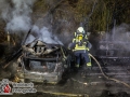 Am Dienstagabend kam es in Escheburg im Herzogtum Lauenburg zu einem größeren Feuer an der B5(alte Landstraße). Es brannten zwei PKW Mercedes und Volvo unter einem Carport.  Bei Eintreffen der Escheburger Feuerwehr standen beide Autos sowie das Carport in Vollbrand. Das Feuer griff durch die enorme Hitzestrahlung auch auf den Dachstuhl eines anliegenden Wohnhauses über. Vollalarm für 4 Feuerwehren aus Escheburg, Börnsen, Kröppelshagen-Fahrendorf und Geesthacht. Es waren um die 80 Einsatzkräfte im Einsatz, die mit mehreren Rohren den Brand bekämpften. Die Brandursache ist nun Ermittlungssache der Polizei. Foto: Dominick Waldeck