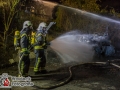 Am Dienstagabend kam es in Escheburg im Herzogtum Lauenburg zu einem größeren Feuer an der B5(alte Landstraße). Es brannten zwei PKW Mercedes und Volvo unter einem Carport.  Bei Eintreffen der Escheburger Feuerwehr standen beide Autos sowie das Carport in Vollbrand. Das Feuer griff durch die enorme Hitzestrahlung auch auf den Dachstuhl eines anliegenden Wohnhauses über. Vollalarm für 4 Feuerwehren aus Escheburg, Börnsen, Kröppelshagen-Fahrendorf und Geesthacht. Es waren um die 80 Einsatzkräfte im Einsatz, die mit mehreren Rohren den Brand bekämpften. Die Brandursache ist nun Ermittlungssache der Polizei. Foto: Dominick Waldeck