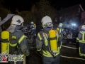 Am Dienstagabend kam es in Escheburg im Herzogtum Lauenburg zu einem größeren Feuer an der B5(alte Landstraße). Es brannten zwei PKW Mercedes und Volvo unter einem Carport.  Bei Eintreffen der Escheburger Feuerwehr standen beide Autos sowie das Carport in Vollbrand. Das Feuer griff durch die enorme Hitzestrahlung auch auf den Dachstuhl eines anliegenden Wohnhauses über. Vollalarm für 4 Feuerwehren aus Escheburg, Börnsen, Kröppelshagen-Fahrendorf und Geesthacht. Es waren um die 80 Einsatzkräfte im Einsatz, die mit mehreren Rohren den Brand bekämpften. Die Brandursache ist nun Ermittlungssache der Polizei. Foto: Dominick Waldeck