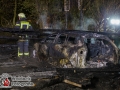 Am Dienstagabend kam es in Escheburg im Herzogtum Lauenburg zu einem größeren Feuer an der B5(alte Landstraße). Es brannten zwei PKW Mercedes und Volvo unter einem Carport.  Bei Eintreffen der Escheburger Feuerwehr standen beide Autos sowie das Carport in Vollbrand. Das Feuer griff durch die enorme Hitzestrahlung auch auf den Dachstuhl eines anliegenden Wohnhauses über. Vollalarm für 4 Feuerwehren aus Escheburg, Börnsen, Kröppelshagen-Fahrendorf und Geesthacht. Es waren um die 80 Einsatzkräfte im Einsatz, die mit mehreren Rohren den Brand bekämpften. Die Brandursache ist nun Ermittlungssache der Polizei. Foto: Dominick Waldeck