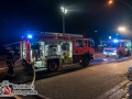 Vorbeifahrer meldeten am späten Mittwochabend eine Rauchentwicklung aus einer Werkstatt am Holstenhofweg. Die alarmierte Feuerwehr fand ein Feuer in der Zwischendecke einer 10x15m großen Werkstatt vor. Allen Anschein nach fanden am Tage Dachdeckerarbeiten statt, die möglicherweise Ursache des brandes sein könnten. Die Dachhaut musste mit Kettensägen aufgenommen werden um Glutnester abzulöschen. Der Einsatz dauerte mehrere Stunden an. Foto: Dominick Waldeck