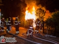 In Hamburg-Wellingsbüttel kam es am späten Sonntagabend zu einem Feuer im Jägerstieg. Flammenschein rieß die Anwohner aus dem Schlaf. Mit Feuerlöschern und Eimern versuchte man noch die Flammen zu bekämpfen, doch der Brand hatte den ganzen Schuppen bereits eingenommen. Außerdem waren noch zwei 11kg- Propangasflaschen im Gartenschuppen, was die Lage um einiges gefährlicher machte. Die Feuerwehr löschte deshalb mit nötigen Abstand über 2 C-Rohre den Brand. Die Gasflaschen wurden gekühlt und kontrolliert abgeblasen. Verletzt wurde zum Glück keiner. Die Brandursachenermittlung hat die Polizei aufgenommen. Es war nicht der erste Brand in der Gegend in den vergangenen Monaten. Foto: Dominick Waldeck