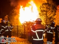 In Hamburg-Wellingsbüttel kam es am späten Sonntagabend zu einem Feuer im Jägerstieg. Flammenschein rieß die Anwohner aus dem Schlaf. Mit Feuerlöschern und Eimern versuchte man noch die Flammen zu bekämpfen, doch der Brand hatte den ganzen Schuppen bereits eingenommen. Außerdem waren noch zwei 11kg- Propangasflaschen im Gartenschuppen, was die Lage um einiges gefährlicher machte. Die Feuerwehr löschte deshalb mit nötigen Abstand über 2 C-Rohre den Brand. Die Gasflaschen wurden gekühlt und kontrolliert abgeblasen. Verletzt wurde zum Glück keiner. Die Brandursachenermittlung hat die Polizei aufgenommen. Es war nicht der erste Brand in der Gegend in den vergangenen Monaten. Foto: Dominick Waldeck