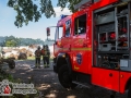 Am Puckaffer Weg in HH-Duvensteedt kam es zu einem Brand von mehreren Heuballen. Vermutlich ausgelöst durch Funkenflug eines Lagerfeuers gerieten die Heuballen in Brand. Die Feuerwehr musste eine Wasserversorgung über lange Wegstrecken aufbauen, um ausreichend Wasser zum Löschen zu bekommen. Mit einem Radlader wurden die Rundballen auseinander gezogen, um an alle Glutnester zu kommen. Der Einsatz war für die Einsatzkräfte sehr Kräftezehred bei den hohen Temperaturen. Foto: Dominick Waldeck