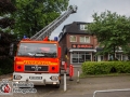 Am Sonntagnachmittag kam es in der Küche der Grillstube an der Bargteheider Straße zu einem Feuer. Die Abluftanlage hatte Feuer gefangen. Eigentlich ein Routineeinsatz für die Feuerwehr, doch diesmal ging etwas schief. Als die Feuerwehrmänner am Löschen waren, bemerkte einer plötzlich einen stechenden Schmerz. Geschmolzenes Aluminium war auf seine Jacke und Ohren getropft und verursachten Verbrennungen. Die Jacke wurde zerstört, aber schützte den Feuerwehrmann vor Verbrennungen. Lediglich am Ohr zog er sich Verbennungen zu. Er kam zur ambulanten Behandlung in ein Krankenhaus. Das Feuer konnte schnell mit einem CO-Löscher bekämpft werden. Foto: Dominick Waldeck