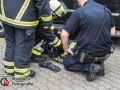 Am Sonntagnachmittag kam es in der Küche der Grillstube an der Bargteheider Straße zu einem Feuer. Die Abluftanlage hatte Feuer gefangen. Eigentlich ein Routineeinsatz für die Feuerwehr, doch diesmal ging etwas schief. Als die Feuerwehrmänner am Löschen waren, bemerkte einer plötzlich einen stechenden Schmerz. Geschmolzenes Aluminium war auf seine Jacke und Ohren getropft und verursachten Verbrennungen. Die Jacke wurde zerstört, aber schützte den Feuerwehrmann vor Verbrennungen. Lediglich am Ohr zog er sich Verbennungen zu. Er kam zur ambulanten Behandlung in ein Krankenhaus. Das Feuer konnte schnell mit einem CO-Löscher bekämpft werden. Foto: Dominick Waldeck