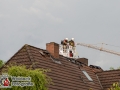 Großeinsatz für die Feuerwehren aus Nahe und Umgebung. Um die 100 Einsatzkräfte löschten einen Dachstuhlbrand am Morgen in der Wakendorfer Straße. Das Feuer wurde ausgelöst durch einen Blitzeinschlag. Die Bewohner des Dreifamilienhauses konnten sich unverletzt ins Freie retten. Die Dachhaut musste mittels Drehleiter aus Norderstedt aufgenommen werden, um an letzte Glutnester heran zu kommen. Foto: Dominick Waldeck