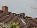 Großeinsatz für die Feuerwehren aus Nahe und Umgebung. Um die 100 Einsatzkräfte löschten einen Dachstuhlbrand am Morgen in der Wakendorfer Straße. Das Feuer wurde ausgelöst durch einen Blitzeinschlag. Die Bewohner des Dreifamilienhauses konnten sich unverletzt ins Freie retten. Die Dachhaut musste mittels Drehleiter aus Norderstedt aufgenommen werden, um an letzte Glutnester heran zu kommen. Foto: Dominick Waldeck