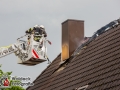 Großeinsatz für die Feuerwehren aus Nahe und Umgebung. Um die 100 Einsatzkräfte löschten einen Dachstuhlbrand am Morgen in der Wakendorfer Straße. Das Feuer wurde ausgelöst durch einen Blitzeinschlag. Die Bewohner des Dreifamilienhauses konnten sich unverletzt ins Freie retten. Die Dachhaut musste mittels Drehleiter aus Norderstedt aufgenommen werden, um an letzte Glutnester heran zu kommen. Foto: Dominick Waldeck