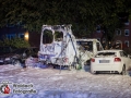 In der Weidestraße geriet aus bislang unbekannter Ursache ein Wohnmobil in Brand. Durch die Hitzestrahlung fingen drei weitere PKWs an zu brennen. Bei Eintreffen der Feuerwehr explodierte eine Gasflasche und flog durch die Luft. Die Flasche schlug nur wenige Meter neben den Einsatzkräften ein. Mit einem Schaumangriff konnte man das Feuer schnell bekämpfen und eine weitere Ausbreitung verhindern. Die Brandursache ist nun Ermittlungsgegenstand der Polizei. Foto: Dominick Waldeck