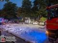 In der Weidestraße geriet aus bislang unbekannter Ursache ein Wohnmobil in Brand. Durch die Hitzestrahlung fingen drei weitere PKWs an zu brennen. Bei Eintreffen der Feuerwehr explodierte eine Gasflasche und flog durch die Luft. Die Flasche schlug nur wenige Meter neben den Einsatzkräften ein. Mit einem Schaumangriff konnte man das Feuer schnell bekämpfen und eine weitere Ausbreitung verhindern. Die Brandursache ist nun Ermittlungsgegenstand der Polizei. Foto: Dominick Waldeck