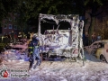 In der Weidestraße geriet aus bislang unbekannter Ursache ein Wohnmobil in Brand. Durch die Hitzestrahlung fingen drei weitere PKWs an zu brennen. Bei Eintreffen der Feuerwehr explodierte eine Gasflasche und flog durch die Luft. Die Flasche schlug nur wenige Meter neben den Einsatzkräften ein. Mit einem Schaumangriff konnte man das Feuer schnell bekämpfen und eine weitere Ausbreitung verhindern. Die Brandursache ist nun Ermittlungsgegenstand der Polizei. Foto: Dominick Waldeck