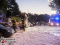 In der Weidestraße geriet aus bislang unbekannter Ursache ein Wohnmobil in Brand. Durch die Hitzestrahlung fingen drei weitere PKWs an zu brennen. Bei Eintreffen der Feuerwehr explodierte eine Gasflasche und flog durch die Luft. Die Flasche schlug nur wenige Meter neben den Einsatzkräften ein. Mit einem Schaumangriff konnte man das Feuer schnell bekämpfen und eine weitere Ausbreitung verhindern. Die Brandursache ist nun Ermittlungsgegenstand der Polizei. Foto: Dominick Waldeck