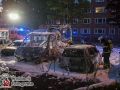 In der Weidestraße geriet aus bislang unbekannter Ursache ein Wohnmobil in Brand. Durch die Hitzestrahlung fingen drei weitere PKWs an zu brennen. Bei Eintreffen der Feuerwehr explodierte eine Gasflasche und flog durch die Luft. Die Flasche schlug nur wenige Meter neben den Einsatzkräften ein. Mit einem Schaumangriff konnte man das Feuer schnell bekämpfen und eine weitere Ausbreitung verhindern. Die Brandursache ist nun Ermittlungsgegenstand der Polizei. Foto: Dominick Waldeck