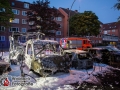 In der Weidestraße geriet aus bislang unbekannter Ursache ein Wohnmobil in Brand. Durch die Hitzestrahlung fingen drei weitere PKWs an zu brennen. Bei Eintreffen der Feuerwehr explodierte eine Gasflasche und flog durch die Luft. Die Flasche schlug nur wenige Meter neben den Einsatzkräften ein. Mit einem Schaumangriff konnte man das Feuer schnell bekämpfen und eine weitere Ausbreitung verhindern. Die Brandursache ist nun Ermittlungsgegenstand der Polizei. Foto: Dominick Waldeck
