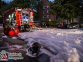 In der Weidestraße geriet aus bislang unbekannter Ursache ein Wohnmobil in Brand. Durch die Hitzestrahlung fingen drei weitere PKWs an zu brennen. Bei Eintreffen der Feuerwehr explodierte eine Gasflasche und flog durch die Luft. Die Flasche schlug nur wenige Meter neben den Einsatzkräften ein. Mit einem Schaumangriff konnte man das Feuer schnell bekämpfen und eine weitere Ausbreitung verhindern. Die Brandursache ist nun Ermittlungsgegenstand der Polizei. Foto: Dominick Waldeck