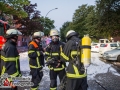 In der Weidestraße geriet aus bislang unbekannter Ursache ein Wohnmobil in Brand. Durch die Hitzestrahlung fingen drei weitere PKWs an zu brennen. Bei Eintreffen der Feuerwehr explodierte eine Gasflasche und flog durch die Luft. Die Flasche schlug nur wenige Meter neben den Einsatzkräften ein. Mit einem Schaumangriff konnte man das Feuer schnell bekämpfen und eine weitere Ausbreitung verhindern. Die Brandursache ist nun Ermittlungsgegenstand der Polizei. Foto: Dominick Waldeck