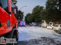 In der Weidestraße geriet aus bislang unbekannter Ursache ein Wohnmobil in Brand. Durch die Hitzestrahlung fingen drei weitere PKWs an zu brennen. Bei Eintreffen der Feuerwehr explodierte eine Gasflasche und flog durch die Luft. Die Flasche schlug nur wenige Meter neben den Einsatzkräften ein. Mit einem Schaumangriff konnte man das Feuer schnell bekämpfen und eine weitere Ausbreitung verhindern. Die Brandursache ist nun Ermittlungsgegenstand der Polizei. Foto: Dominick Waldeck