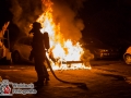 In HH-Steilshoop kam es in der Nacht zu einem Feuer auf einem Parkdeck. Ein Opel Astra fing aus bislang ungeklärter Ursache Feuer und brannte im vorderen Teil komplett aus. Durch das schnelle Eingreifen der Feuerwehr konnte eine Ausbreitung auf nebenstehende Fahrzeuge verhindert werden. Die Ursachenermittlung hat nun die Polizei aufgenommen. Foto: Dominick Waldeck