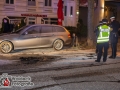 Gegen 21 Uhr wurden Feuerwehr und Polizei in den Mittelweg zu einem brennenden PKW gerufen. Bei Eintreffen der Polizei stand der Motorraum des Diesel-PKWs bereits in Flammen. Durch die Hitze startete der Motor und der Wagen rollte los. Mit einem behrztem Manöver konnte ein Polizist die Handbremse ziehen und so Schlimmeres verhindern. Das Feuer konnte durch die Feuerwehr schnell gelöscht werden. Die Polizei geht derweil von Brandstiftung aus Foto: Dominick Waldeck