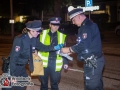 Gegen 21 Uhr wurden Feuerwehr und Polizei in den Mittelweg zu einem brennenden PKW gerufen. Bei Eintreffen der Polizei stand der Motorraum des Diesel-PKWs bereits in Flammen. Durch die Hitze startete der Motor und der Wagen rollte los. Mit einem behrztem Manöver konnte ein Polizist die Handbremse ziehen und so Schlimmeres verhindern. Das Feuer konnte durch die Feuerwehr schnell gelöscht werden. Die Polizei geht derweil von Brandstiftung aus Foto: Dominick Waldeck