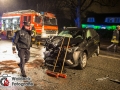 Aus bislang unbekannter Ursache kam es auf der langenhorner Chaussee kurz hinter der Flughafenstraße zu einem schweren Verkerhsunfall zwischen einem SUV und einem Audi. Der Audifahrer wurde bei dem Unfall eingeklemmt und musste durch die Feuerwehr mit schwerem technischen Gerät befreit werden. Insgesamt wurden drei Menschen verletzt. Der Unfallhergang ist bislang noch unklar. Foto: Dominick Waldeck