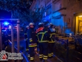 Ein Mann wurde am Samstagabend bei einem Feuer im Budsensweg in Hamburg-Hamm schwer verletzt. Er erlitt lebensbedrohliche Verbrennungen am Körper und musste durch die Feuerwehr aus der brenndenden Wohnung befreit werden. Zwei Mieter aus der darüber liegenden Wohnung wurden über das Teleskopmastfahrzeug ebenfalls gerettet. Das Feuer, ein ausgedehnter Zimmerbrand konnte durch die Feuerwehr schnell gelöscht werden.  Foto: Dominick Waldeck