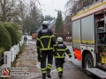 Gegen ca. 11 Uhr wurden mehrere freiwillige Feuerwehren von der Berufsfeuerwehr in die Brockdorffstraße nachalarmiert. Aus bislang unbekannter Ursache drückte Abwasser durch Toiletten und Abflüße zurück in die Wohnhäuser. Betroffen waren vier Einfamilienhäuser. Die Feuerwehr war mit 34 Mann im Einsatz gegen die Wassermassen. Es kam zu einer starken Geruchsbelästigung. Die Brockdorffstraße musste voll gesperrt werden. Foto: Dominick Waldeck