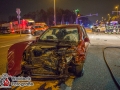 Es ist kurz nach Mitternacht als ein Taxifahrer auf der B4/B75 in Hamburg Rothenburgsort an einer Busampel anhält. Die Ampel zeigt Halt. Plötzlich fährt der Taxifahrer aber los. Ein VW Golf, der grün hatte, kann nicht mehr bremsen. Es kommt zur Kollision. Der Texifahrer wird nur leicht verletzt und kann den Rettungswagen selbst betreten. Der 22-jährige Fahrer des Golfes erleidet eine Handgelenkfraktur und muss in ein umliegendes Krankenhaus befördert werden. Sein Beifahrer wird ebenfalls leicht verletzt. Foto: Dominick Waldeck