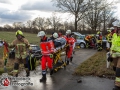 Die Fahrerin eines schwarzen SUVs übersah beim Einbiegen auf die B432 bei Itzstedt einen in Richtung Hamburg fahrenden Golf. Es kam zur Kollision und die Beifahrin wurde in dem Golf eingeklemmt. Feuerwehrkräfte befreiten die Frau mit schwerem technischen Gerät aus ihrer Zwangslage. Sie kam schwer verletzt in ein Krankenhaus. Ihr Mann kam leicht verletzt ins Krankenhaus. Die Fahrerin des SUVs wurde ebenfalls schwer verletzt und musste in ein Krankenhaus befördert werden. Foto: Dominick Waldeck