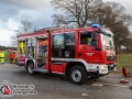 Die Fahrerin eines schwarzen SUVs übersah beim Einbiegen auf die B432 bei Itzstedt einen in Richtung Hamburg fahrenden Golf. Es kam zur Kollision und die Beifahrin wurde in dem Golf eingeklemmt. Feuerwehrkräfte befreiten die Frau mit schwerem technischen Gerät aus ihrer Zwangslage. Sie kam schwer verletzt in ein Krankenhaus. Ihr Mann kam leicht verletzt ins Krankenhaus. Die Fahrerin des SUVs wurde ebenfalls schwer verletzt und musste in ein Krankenhaus befördert werden. Foto: Dominick Waldeck