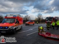 Die Fahrerin eines schwarzen SUVs übersah beim Einbiegen auf die B432 bei Itzstedt einen in Richtung Hamburg fahrenden Golf. Es kam zur Kollision und die Beifahrin wurde in dem Golf eingeklemmt. Feuerwehrkräfte befreiten die Frau mit schwerem technischen Gerät aus ihrer Zwangslage. Sie kam schwer verletzt in ein Krankenhaus. Ihr Mann kam leicht verletzt ins Krankenhaus. Die Fahrerin des SUVs wurde ebenfalls schwer verletzt und musste in ein Krankenhaus befördert werden. Foto: Dominick Waldeck