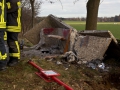 PKW kracht bei Itzstedt in Bushaltestelle aus Beton. Betondach bleibt auf PKW liegen. Fahrer eingeklemmt Foto: Dominick Waldeck