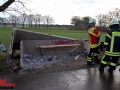 PKW kracht bei Itzstedt in Bushaltestelle aus Beton. Betondach bleibt auf PKW liegen. Fahrer eingeklemmt Foto: Dominick Waldeck