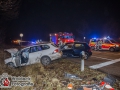 Am frühen Dienstagmorgen kam es auf der Kreuzung Kohtla-Järve-Straße Ecke Beim Umspannwerk zu einem schweren Verkehrsunfall. Zwei VW Golfs kollidierten und rutschten in den Straßengraben. Die Fahrerin des blauen Golfs hatte scheinbar den weißen Golf übersehen und bog auf die Kohtla-Järve-Straße. Der Golffahrer konnte nicht mehr bremsen und es kam zur Kollision. Die Golffahrerin musste durch die Feuerwehr aus dem Auto befreit werden. Beide kamen verletzt in ein Krankenhaus. Foto: Dominick Waldeck