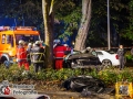 Auf der Sievekingsallee leistete sich ein BMW 5er ein mutmaßliches Rennen mit einem Audi A6. Bei der Fahrt kam es zu einem Unfall zwischen den beiden Fahrzeugen.  Der BMW wurde gegen einen Baum geschleudert. Zwei Männer wurden auf der Beifahrerseite über eine Stunde eingeklemmt und mussten mit schwerem technischen Gerät befreit werden. Die stabile Karosse war eine Herausforderung für die Feuerwehr, so Einsatzleiter Holger Feldmann. Alle vier Insassen kamen in ein Krankenhaus. Das Hinterrad des Audis riss durch die Wucht des Aufpralls ab und schleuderte auf die Gegenfahrbahn, das Fahrzeug selbst blieb nach knapp 130m völlig demoliert stehen. Wie durch ein Wunder wurden die drei Insassen nur leicht bzw. gar nicht verletzt. Die Sievekingsalle musste für mehrere Stunden voll gesperrt werden. Die Polizei hat die Ermittlungen zur Unfallursache aufgenommen. Unterstützt wird sie dabei durch einen Sachverständigen der DEKRA. Foto: Dominick Waldeck