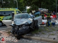 Bei einem schweren Verkehrsunfall mit einem Rettungswagen der Feuerwehr Hamburg wurden heute 5 Menschen verletzt. Der Rettungswagen war gerade mit einer Schwangeren, sowie ihren Eltern, auf dem Weg in das Krankenhaus Barmbek, als es  zur Kollision kam. Auf der Kreuzung Saarlandstraße/Jahnring krachte ein Golf in den Rettungswagen, sodass dieser umstürzte. Die Fahrerin des Golfs musste schonende aus ihrem PKW befreit werden. Ebenso wurde die Schwangere durch die angerückten Retter versorgt und in ein Krankenhaus transportiert. Die Schuldfrage wird derzeit noch von der Polizei geklärt. Foto: Dominick Waldeck