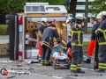 Bei einem schweren Verkehrsunfall mit einem Rettungswagen der Feuerwehr Hamburg wurden heute 5 Menschen verletzt. Der Rettungswagen war gerade mit einer Schwangeren, sowie ihren Eltern, auf dem Weg in das Krankenhaus Barmbek, als es  zur Kollision kam. Auf der Kreuzung Saarlandstraße/Jahnring krachte ein Golf in den Rettungswagen, sodass dieser umstürzte. Die Fahrerin des Golfs musste schonende aus ihrem PKW befreit werden. Ebenso wurde die Schwangere durch die angerückten Retter versorgt und in ein Krankenhaus transportiert. Die Schuldfrage wird derzeit noch von der Polizei geklärt. Foto: Dominick Waldeck