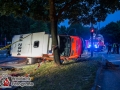 Bei einem schweren Verkehrsunfall mit einem Rettungswagen der Feuerwehr Hamburg wurden heute 5 Menschen verletzt. Der Rettungswagen war gerade mit einer Schwangeren, sowie ihren Eltern, auf dem Weg in das Krankenhaus Barmbek, als es  zur Kollision kam. Auf der Kreuzung Saarlandstraße/Jahnring krachte ein Golf in den Rettungswagen, sodass dieser umstürzte. Die Fahrerin des Golfs musste schonende aus ihrem PKW befreit werden. Ebenso wurde die Schwangere durch die angerückten Retter versorgt und in ein Krankenhaus transportiert. Die Schuldfrage wird derzeit noch von der Polizei geklärt. Foto: Dominick Waldeck