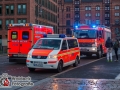 Aus ungeklärten Gründen kam es am Samstagmorgen nach einer Party zu einem Streit zwischen zwei Schwester. Der Streit eskalierte derart, dass eine der beiden von der St. Annenbrücke in den St. Annenfleet sprang. Ein Freund und die Schwester holten die junge Frau aus dem Wasser und alarmierten die Feuerwehr. Die junge Frau kam mit Unterkühlungen in ein Krankenhaus. Über den Ausgang des Streits ist nichts übermittelt. Foto: Dominick Waldeck