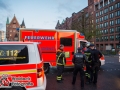 Aus ungeklärten Gründen kam es am Samstagmorgen nach einer Party zu einem Streit zwischen zwei Schwester. Der Streit eskalierte derart, dass eine der beiden von der St. Annenbrücke in den St. Annenfleet sprang. Ein Freund und die Schwester holten die junge Frau aus dem Wasser und alarmierten die Feuerwehr. Die junge Frau kam mit Unterkühlungen in ein Krankenhaus. Über den Ausgang des Streits ist nichts übermittelt. Foto: Dominick Waldeck
