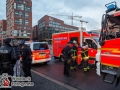 Aus ungeklärten Gründen kam es am Samstagmorgen nach einer Party zu einem Streit zwischen zwei Schwester. Der Streit eskalierte derart, dass eine der beiden von der St. Annenbrücke in den St. Annenfleet sprang. Ein Freund und die Schwester holten die junge Frau aus dem Wasser und alarmierten die Feuerwehr. Die junge Frau kam mit Unterkühlungen in ein Krankenhaus. Über den Ausgang des Streits ist nichts übermittelt. Foto: Dominick Waldeck