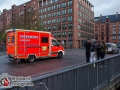Aus ungeklärten Gründen kam es am Samstagmorgen nach einer Party zu einem Streit zwischen zwei Schwester. Der Streit eskalierte derart, dass eine der beiden von der St. Annenbrücke in den St. Annenfleet sprang. Ein Freund und die Schwester holten die junge Frau aus dem Wasser und alarmierten die Feuerwehr. Die junge Frau kam mit Unterkühlungen in ein Krankenhaus. Über den Ausgang des Streits ist nichts übermittelt. Foto: Dominick Waldeck