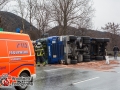 Ein LKW kippte am Samstagnachmitag auf der Finkenwerder Straße in einer Linkskurve um. Der Fahrer kam mit dem Schrecken davon. Wie es zu dem Unfall kam, ist bislang nicht geklärt. Die Straße wurde auf eine Spur reduziert und es kam zwischenzeitlich zu leichten Staus. Foto:Dominick Waldeck