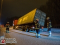 Auf der Köhlbrandbrücke von Waltershof kommend rutschte einem LKW-Fahrer der Container fast vom Auflieger. Einzig durch zwei Haken konnte ein umstürzen verhindert werden. Der Container wurde mittels Feuerwehrkran angehoben und richtig auf den Sattelschlepper verlastet. Der Fahrer konnte seine Fahrt unter Polizeibegleitung fortsetzen. Ursache ist vermutlich falsch sitzende Sicherungspunkte bzw. nicht Benutzung dieser Sicherungspunkte. Die Köhlbrandbrücke wurde stadteinwärts für ca 1,5h gesperrt Foto: Dominick Waldeck